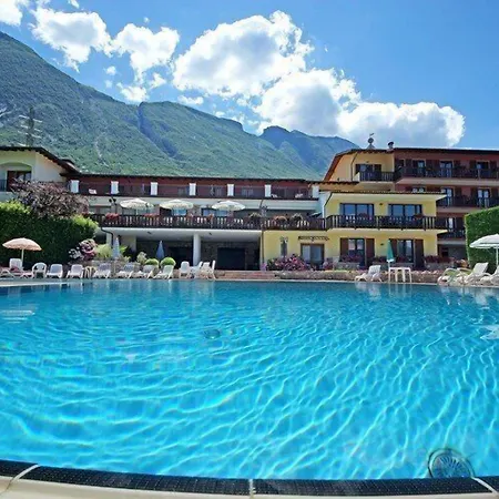 Park Val Di Monte ***s Мальчезине